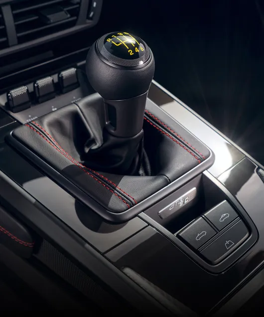 Detailed view of the centre console, focussing on the gear lever of a Porsche 911 GT3 S/C.