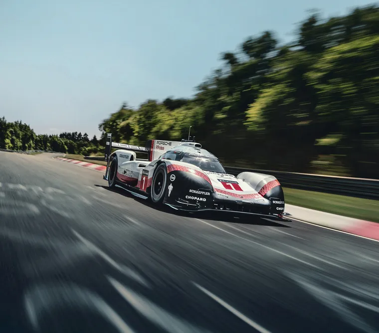 Historisches Foto von einem Porsche 919 Hybrid Evo im Jahr 2018 auf dem Nürburgring.
