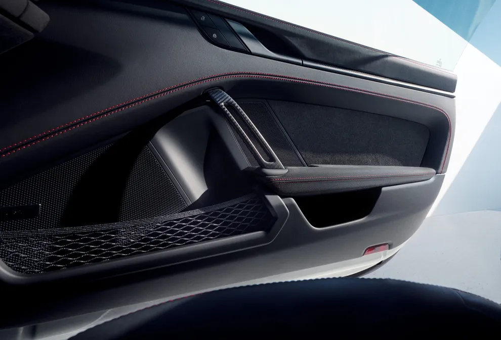 View of the lightweight door panel with door handles in carbon-weave finish in the Porsche 911 GT3 with Weissach Package.