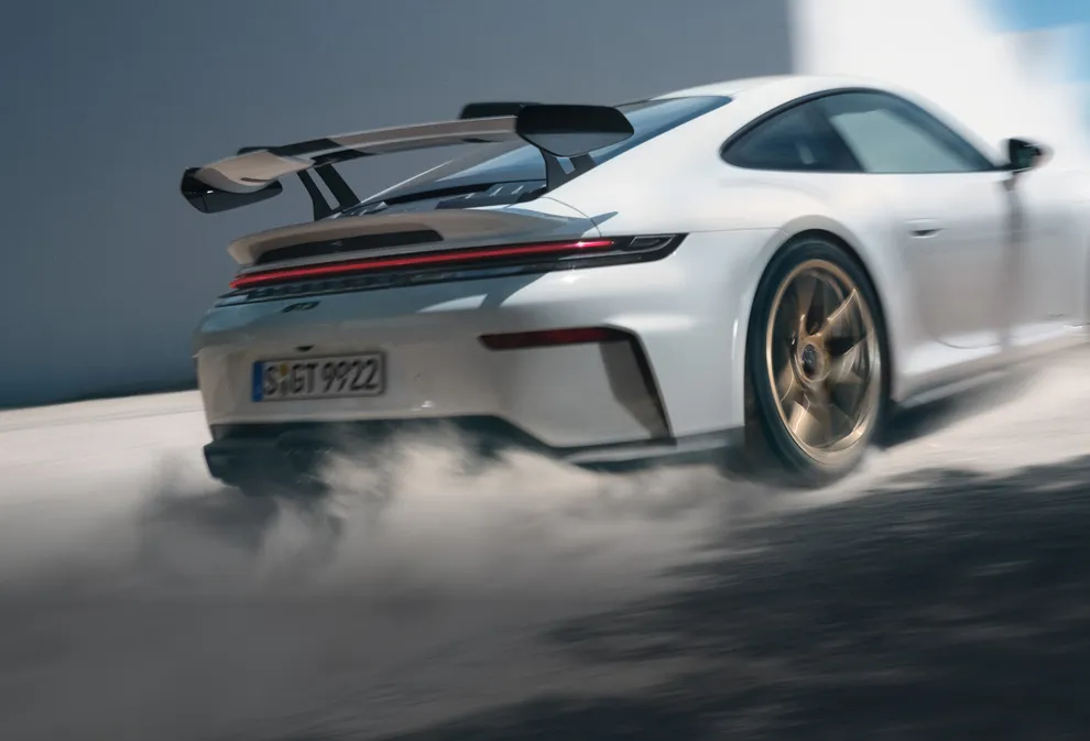 Blick auf die Seite des Porsche 911 GT3 in Weiß mit Weissach-Paket.