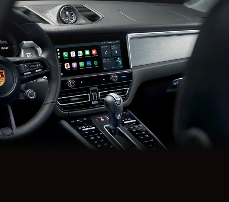 Interior del Porsche Macan T: vista del puesto de conducción centrada en el sistema de Infotainment.