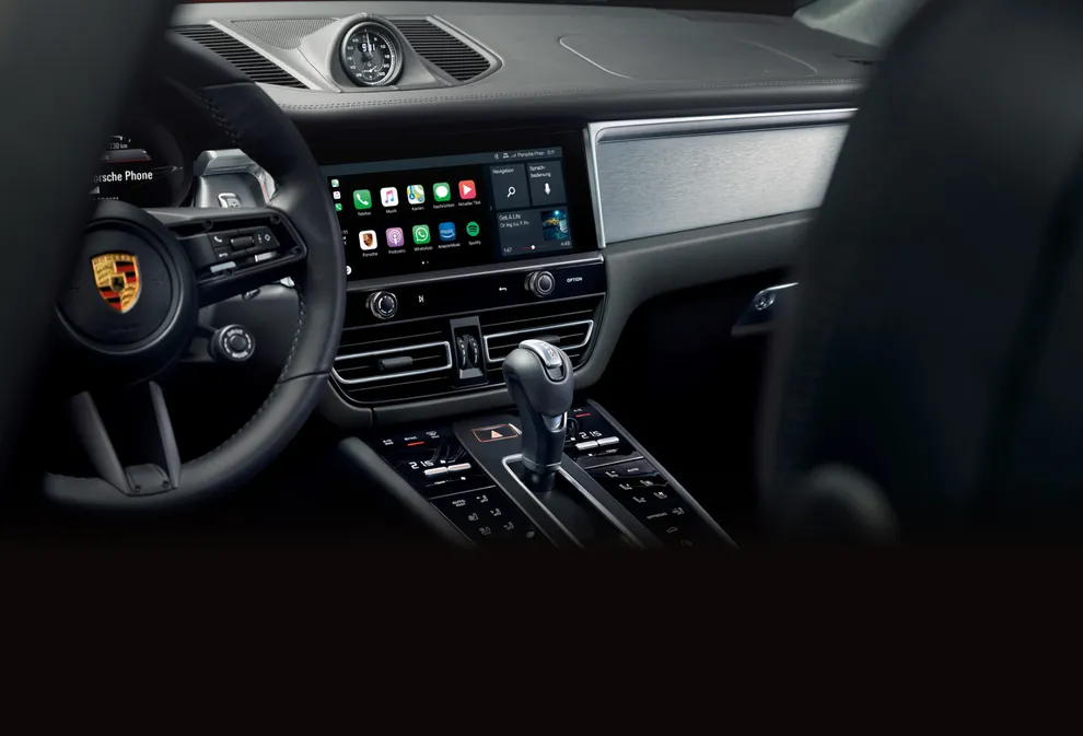 Interior del Porsche Macan T: vista del puesto de conducción centrada en el sistema de Infotainment.