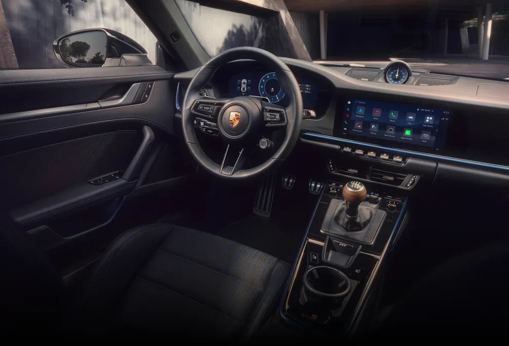 Vista del puesto de conducción del Porsche 911 Carrera T con paquete interior.