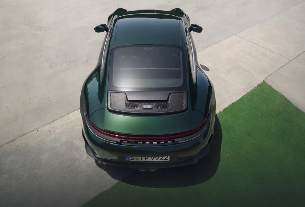 Vista de cima do tejadilho em plástico reforçado com fibra de carbono (CFRP) do Porsche 911 GT3 com pacote Touring.