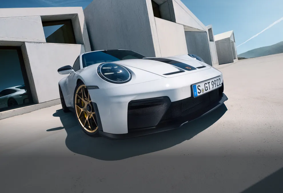 Vy över framluckan med en synlig kolfiberlist på Porsche 911 GT3 i vitt med Weissach-paket.