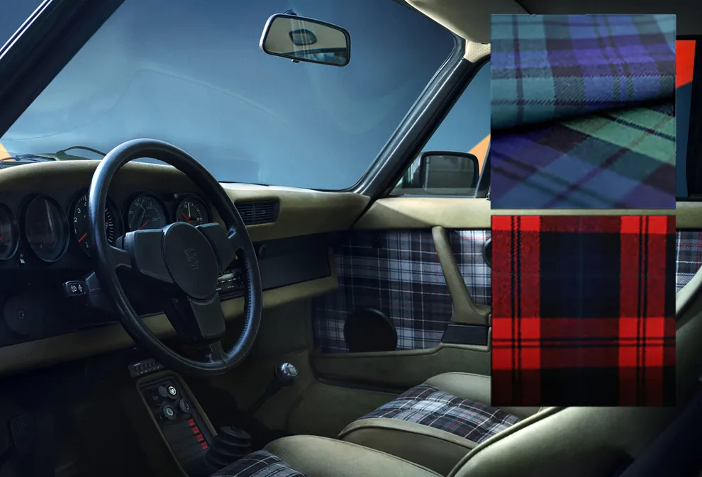 Detailansicht des Schottenkaromusters im Interieur eines klassischen Porsche 911 Turbo. 