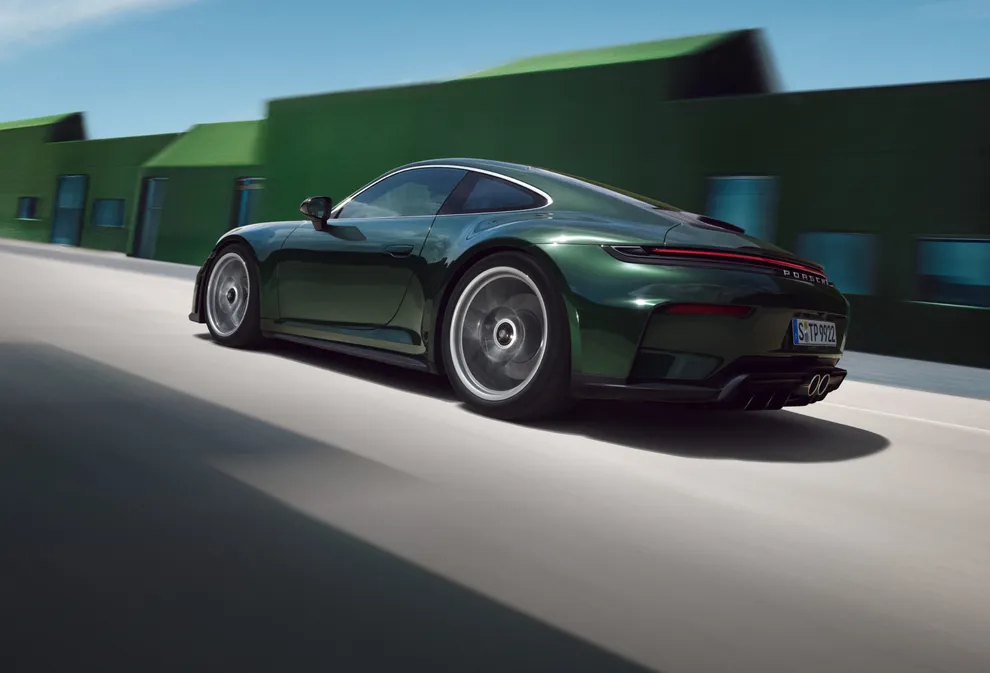 Vue de l'arrière sur le côté de la Porsche 911 GT3 Touring en Oak Green Metallic Neo.