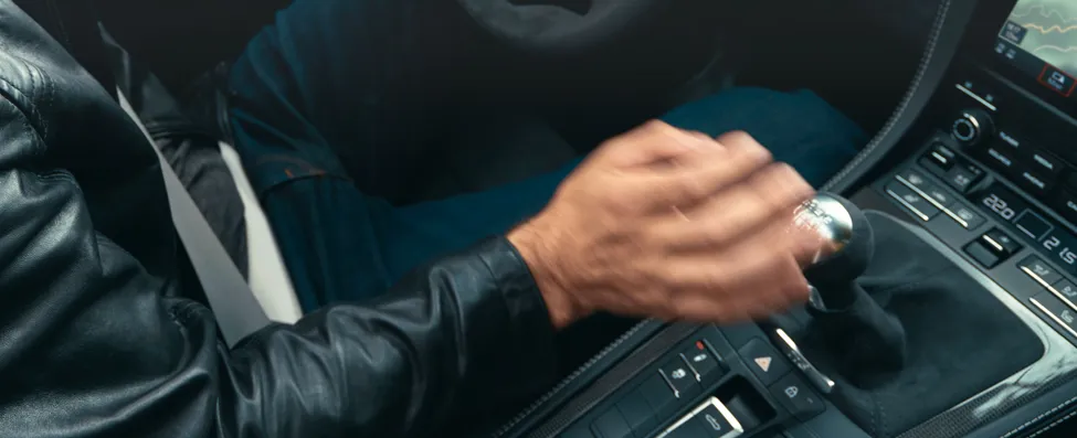 Detailansicht des 6-Gang Schaltgetriebes beim Porsche 718 Boxster GTS 4.0 während der Fahrt.