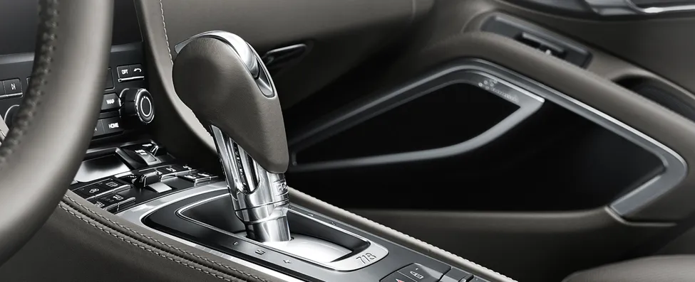 Vista detallada del cambio Porsche Doppelkupplungsgetriebe (PDK) de 7 velocidades en el Porsche 718 Boxster S.