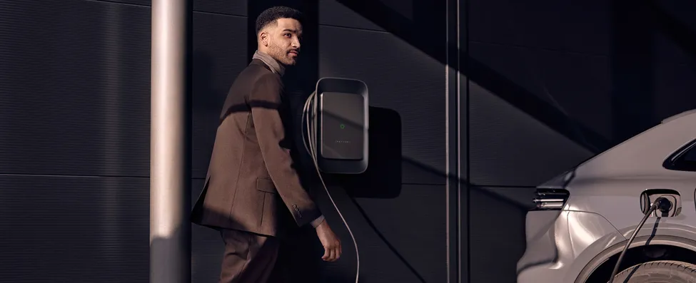 Ein Porsche Macan wird geladen.