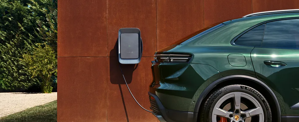 Porsche Macan en cours de recharge.
