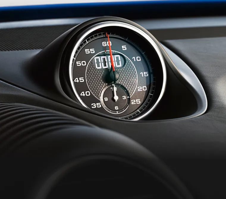 Interior del Porsche 718 Boxster S en color Gris Ágata. Vista detallada del cronómetro Sport Chrono.