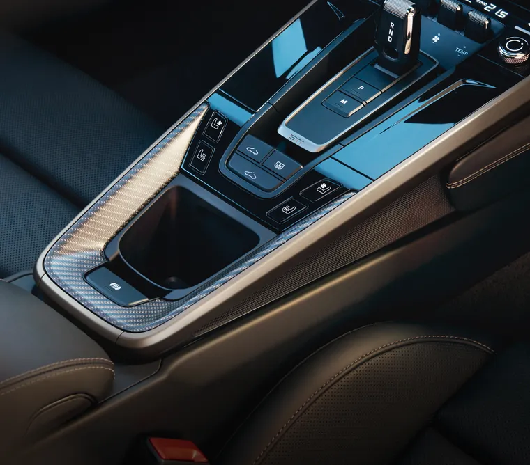 Detaljbild av de kontrasterande sömmarna i Turbonite i kupén på Porsche 911 Turbo S.