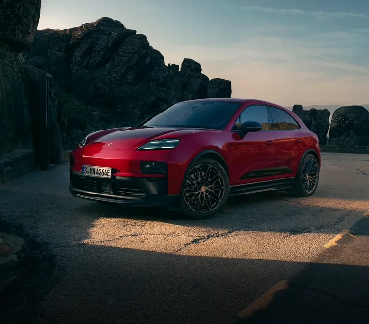 Blick von vorne auf Front und Seite eines Porsche Macan GTS in Karminrot.