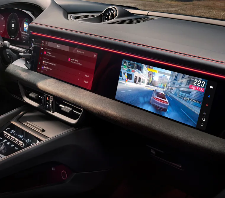 Blick von der Beifahrerseite ins Cockpit des Porsche Macan GTS mit Fokus auf das Infotainmentsystem und das Beifahrerdisplay.