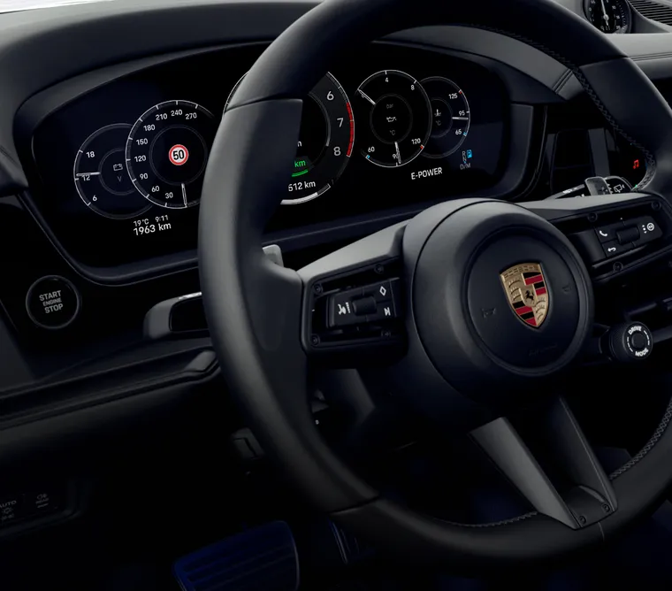 View of the cockpit of the Porsche Cayenne Black Edition focussing on the steering wheel.