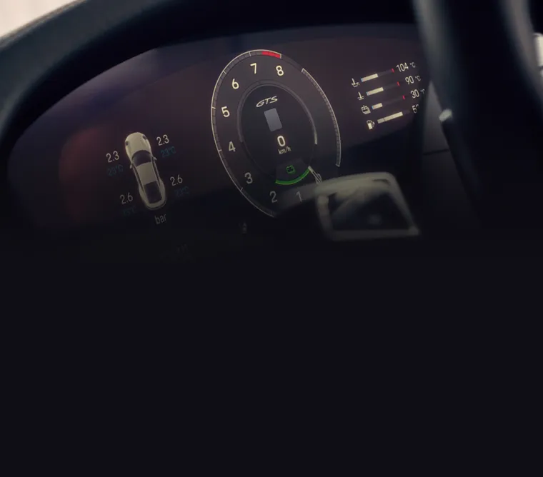 View of the steering wheel and the instrument cluster or curved display in the Porsche 911.