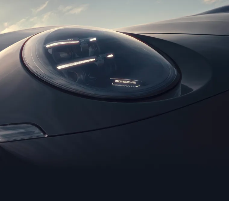 Une Porsche 911 Carrera GTS en Slate Grey Neo. Vue détaillée d'un phare matriciel à LED.