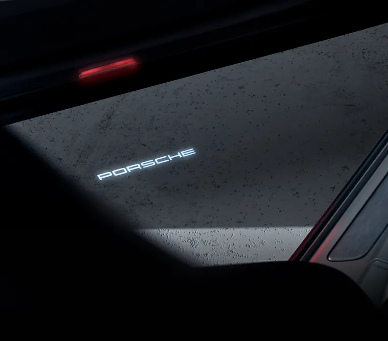 LED-dörrbelysningen på Porsche Cayenne Black Edition projicerar upplysta Porsche-bokstäver i White på marken när dörrarna öppnas.