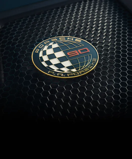 Vista pormenorizada do emblema «90 F. A. Porsche» na grelha traseira do Porsche 911 GT3 90 F. A.