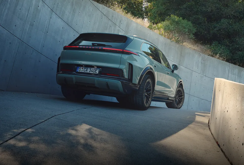 Technische Grafik stellt die Wirkung der Hinterachslenkung beim Fahren dar.