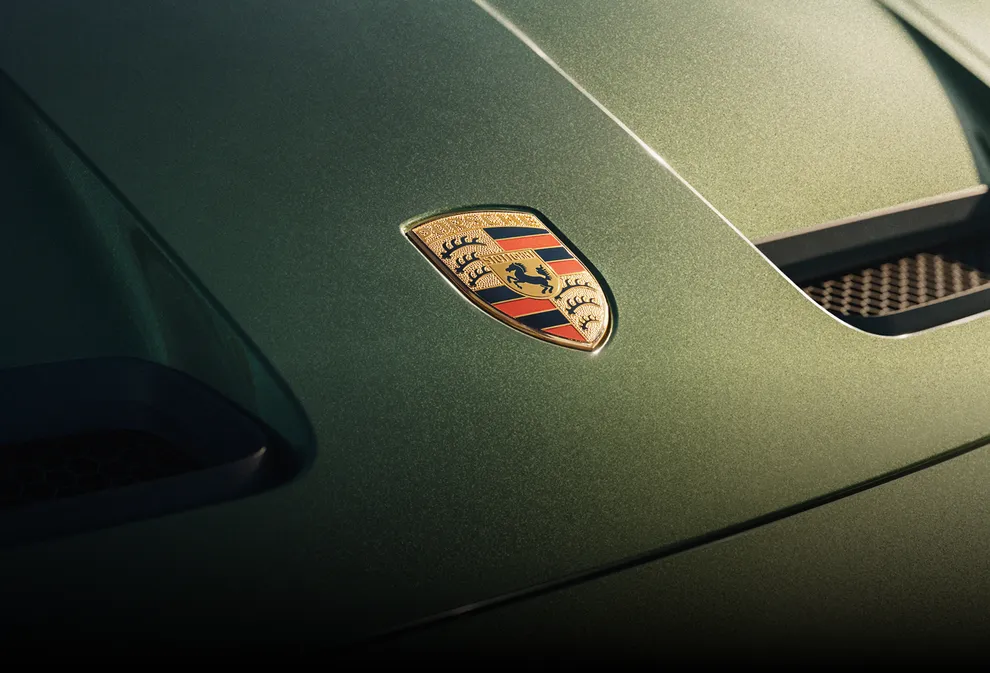 Vista detallada del capó del 911 GT3 90 F. A. Porsche en color Verde F. A. Metalizado con escudo Porsche de 1963.