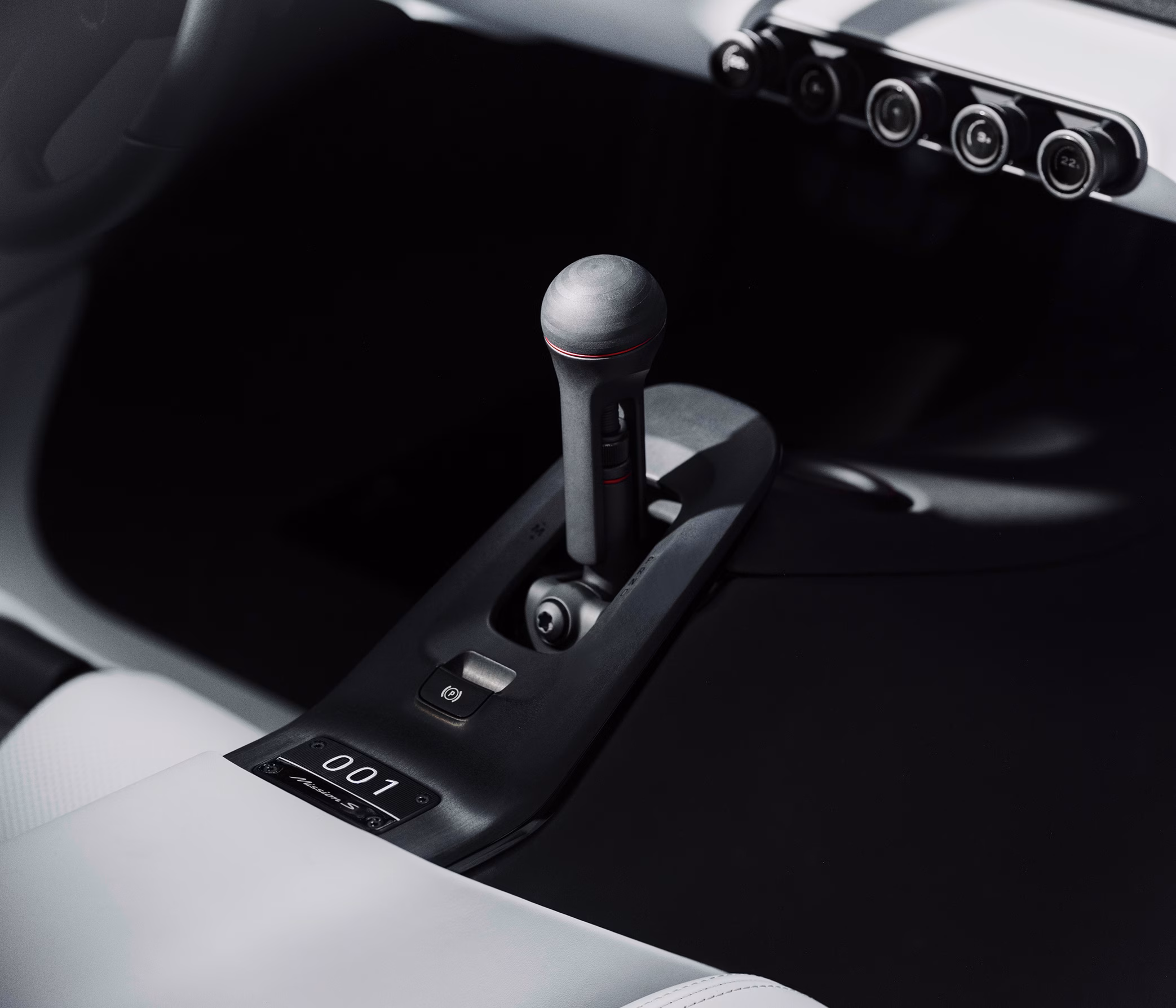 Gear lever of the Porsche Mission S.