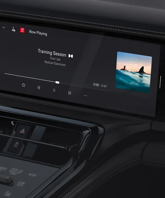 Interior do Porsche Panamera Turbo E-Hybrid: vista detalhada do sistema de Infotainment.