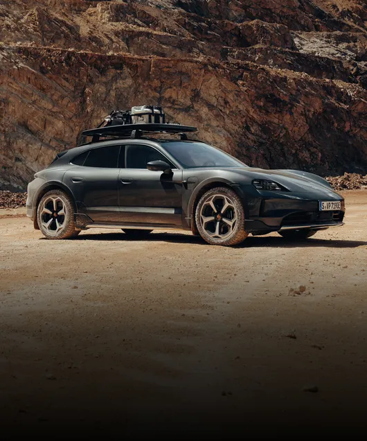 Ein Porsche Taycan Cross Turismo mit Adventure Zubehör und Offroad Design Paket. Blick auf die Seite.