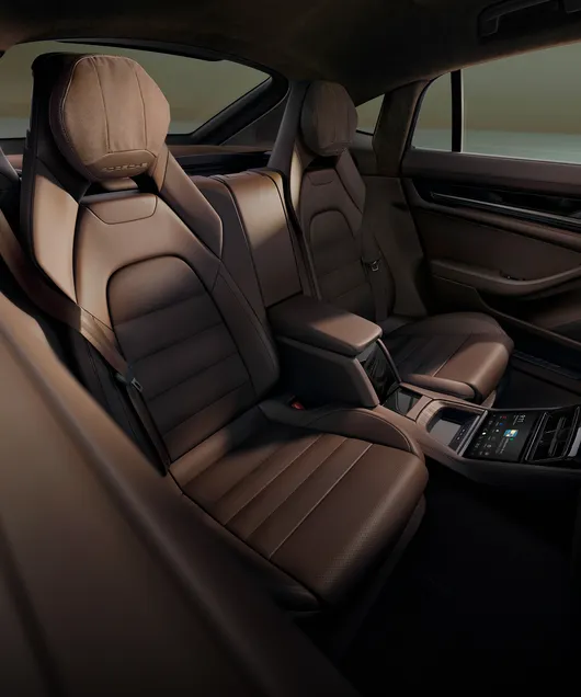 Interior del Porsche Panamera 4 E-Hybrid Executive: vista de los asientos individuales confort de la parte trasera.