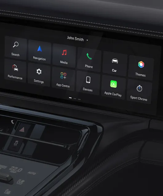 Interni della Porsche Panamera Turbo E-Hybrid: vista dettagliata del sistema di infotainment.