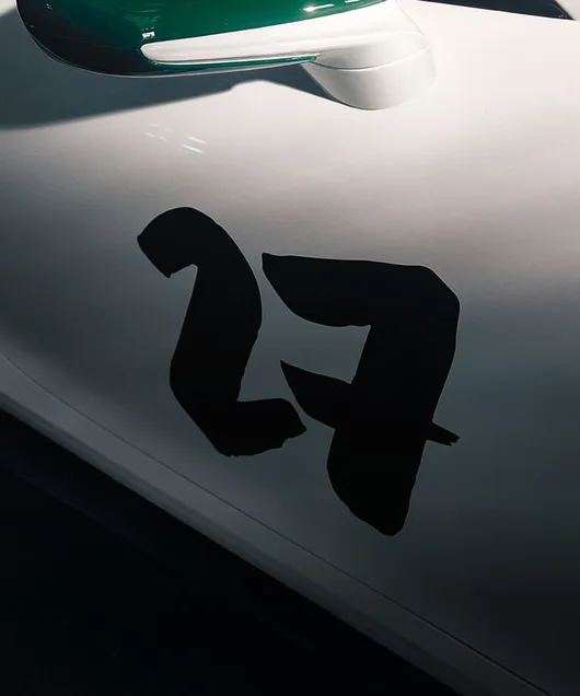 Detailansicht der Nummer 27 auf einem Porsche 911 GT3 100 Jahre Nürburgring.
