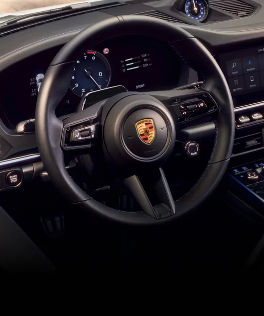 Vista detallada del volante deportivo GT en el puesto de conducción del Porsche 911 Carrera T.