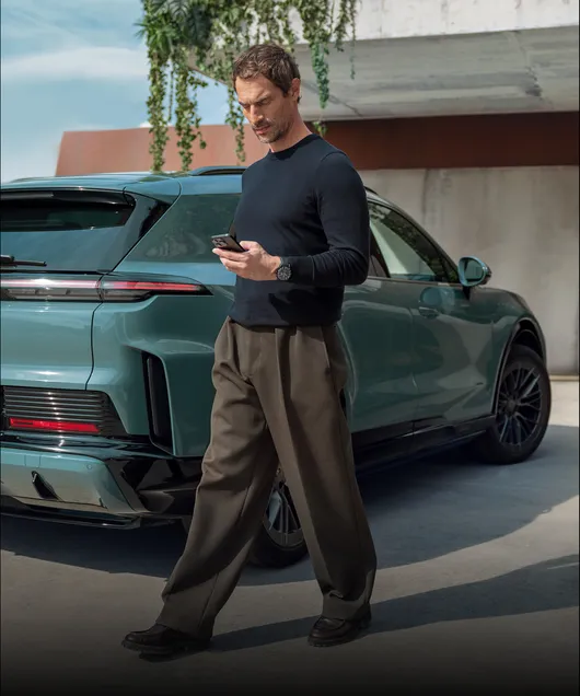 Ein Porsche Cayenne Turbo wird via Digital Key übers Smartphone entriegelt.