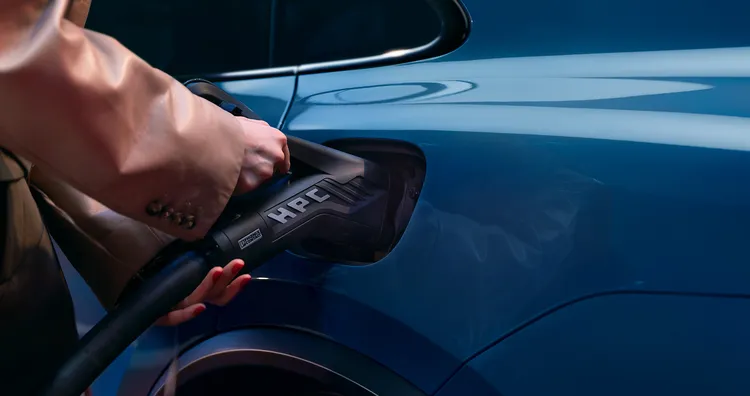 Een Porsche Macan die wordt opgeladen.