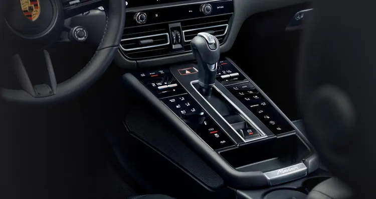 Interior del Porsche Macan: vista detallada de la palanca de cambios del cambio Porsche Doppelkupplung (PDK) de 7 velocidades.