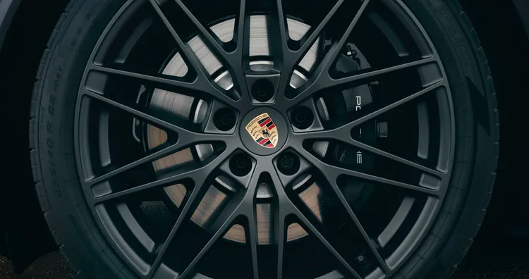 Detailansicht der 6-Kolben-Aluminium-Monobloc-Festsattelbremse mit Bremssattel in Schwarz beim Porsche Macan GTS.