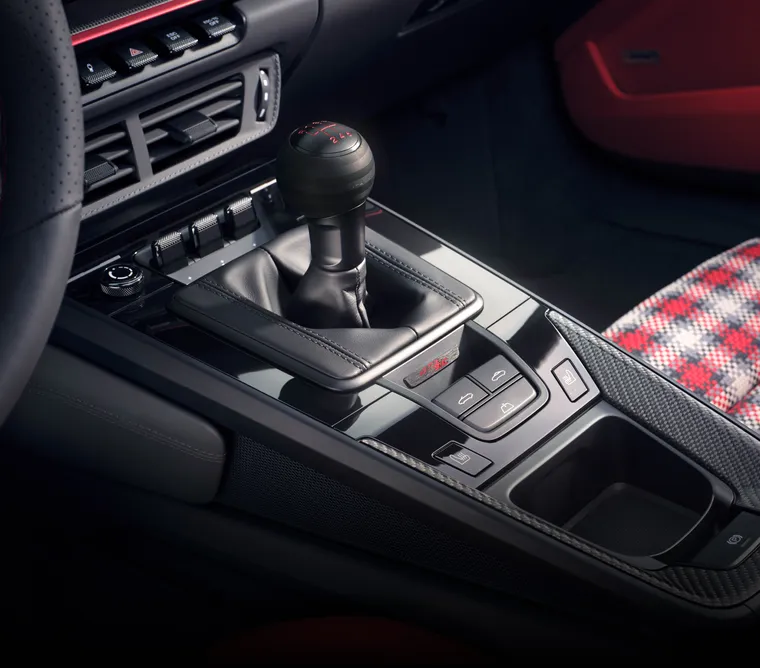 Detailed view of the centre console, focusing on the dashboard of the Porsche 911 GT3 S/C with Street Style package.
