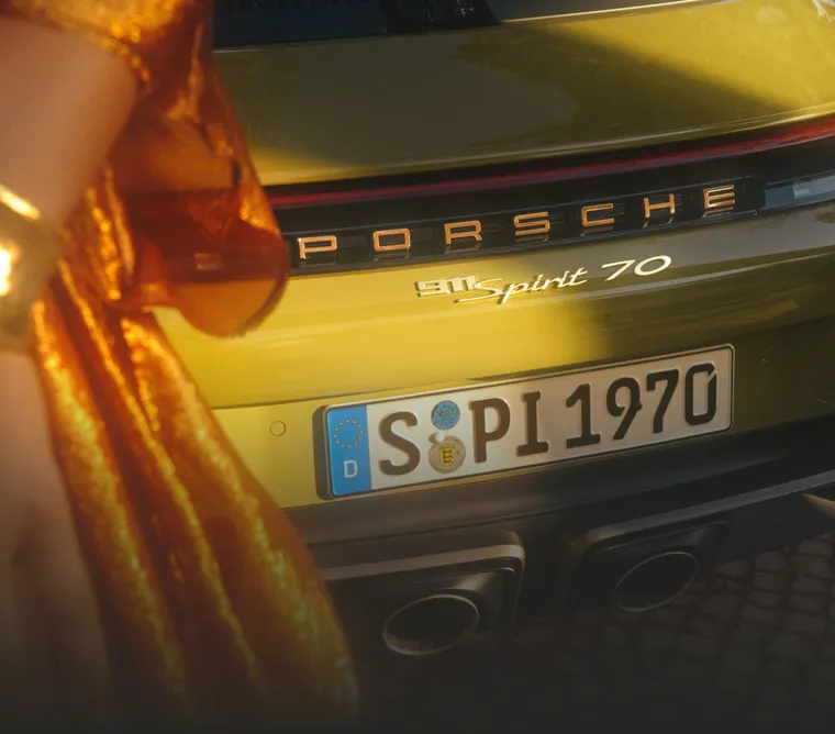 Detailed view of the galvanically gold-plated lettering on the rear end of the Porsche 911 Spirit 70.
