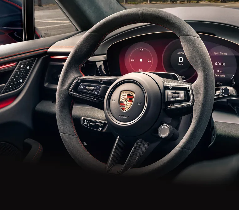 Primer plano del volante deportivo GT del Porsche Macan GTS.