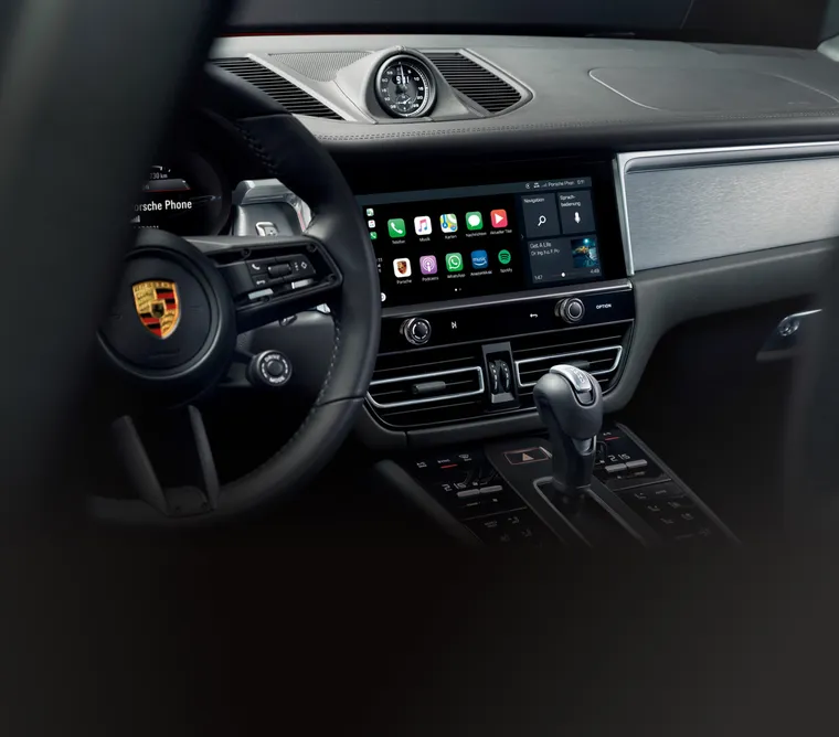 Interior do Porsche Macan T: visão do cockpit com foco no sistema de infotainment.