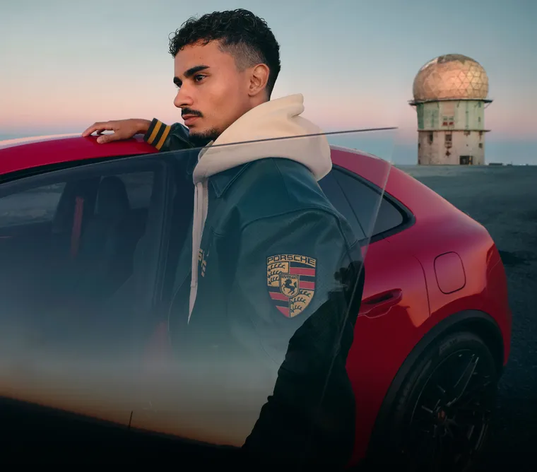 Porta do condutor aberta sem moldura de um Porsche Macan GTS.