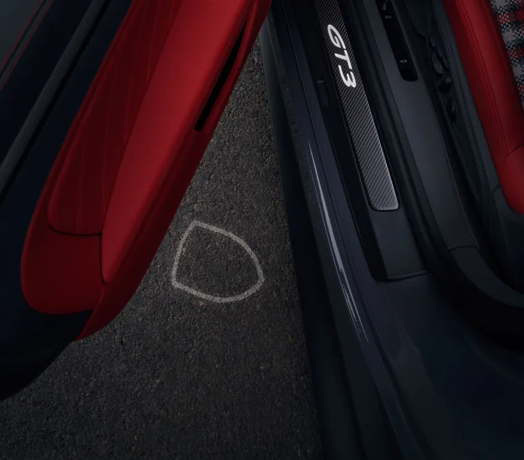 Projektion der Plakette des Porsche 911 GT3 S/C mit Street Style Paket auf dem Boden bei geöffneter Tür.