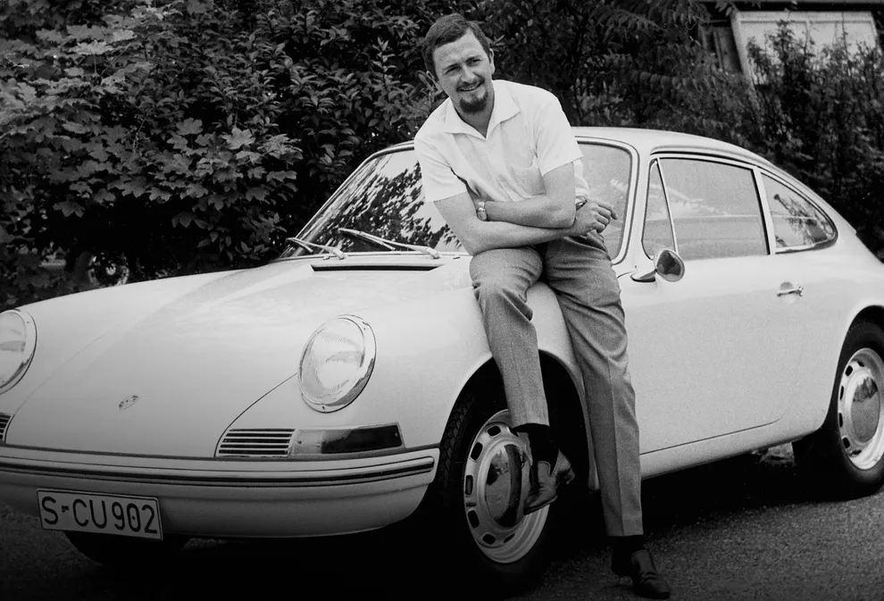 Photo d’archives de F. A. Porsche devant sa 911 Verte.