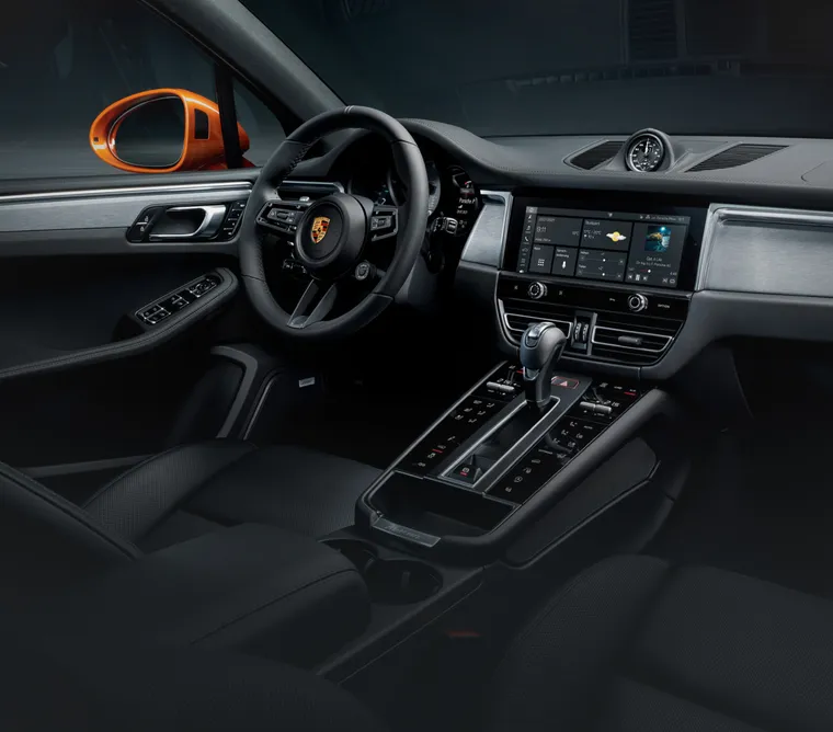 Interior do Porsche Macan S visto do banco do passageiro para o cockpit.