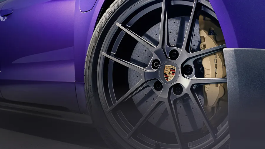 Porsche Taycan Turbo GT mit Weissach-Paket. Detailansicht 21-Zoll Aluminium-Schmiederäder und Bremssättel in Victory Gold.