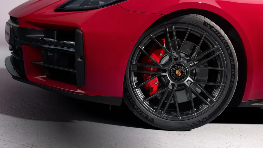 Porsche Panamera GTS in Carmine Red Focus on the 21-inch Panamera Turbo S wheel with central locking.