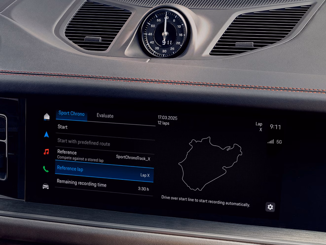 Interni della Porsche Cayenne GTS: vista dettagliata del cronometro nel pacchetto Sport Chrono.