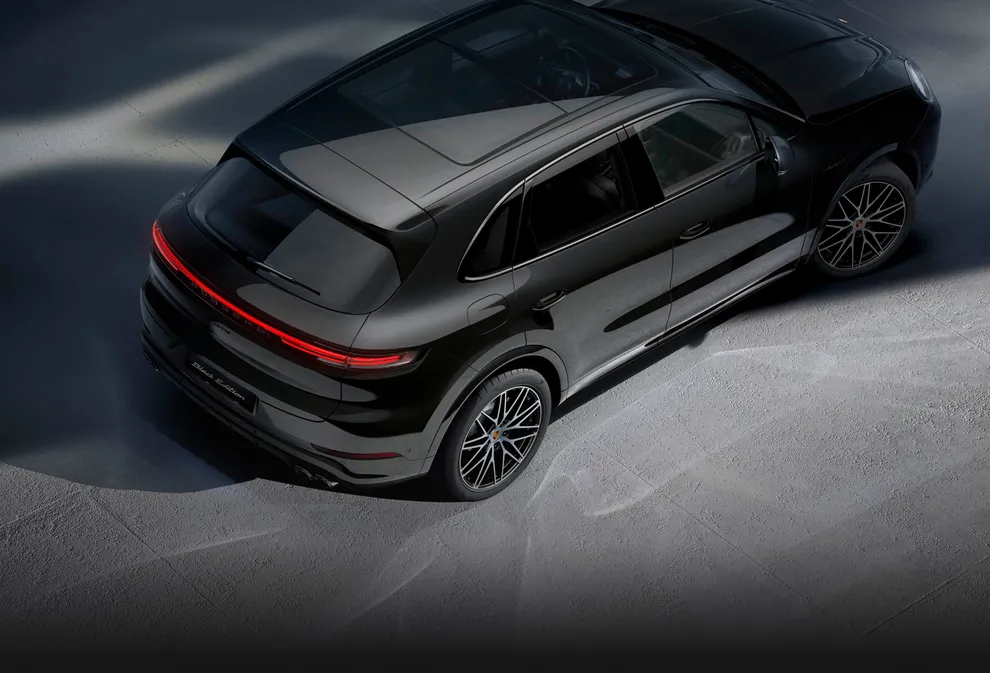 Porsche Cayenne Black Edition i Chromite Black Metallic med fokus på panoramataksystemet sett ovenfra.