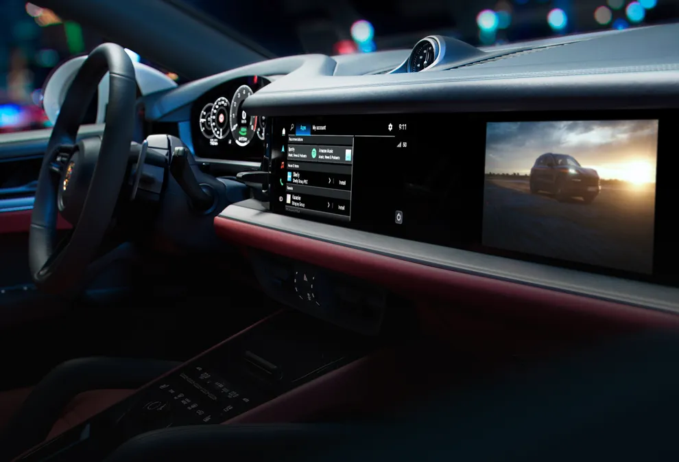 Detailed view of the PCM infotainment system and the passenger display in the Cayenne E-Hybrid Coupé.